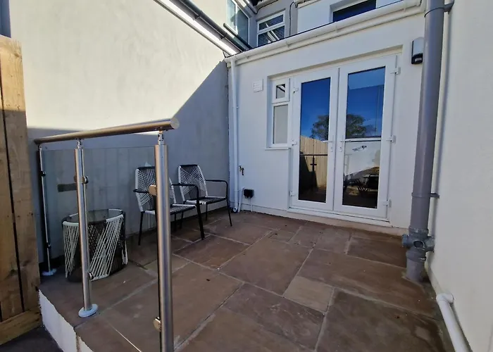 3 Bedroom Stylish Home Merthyr