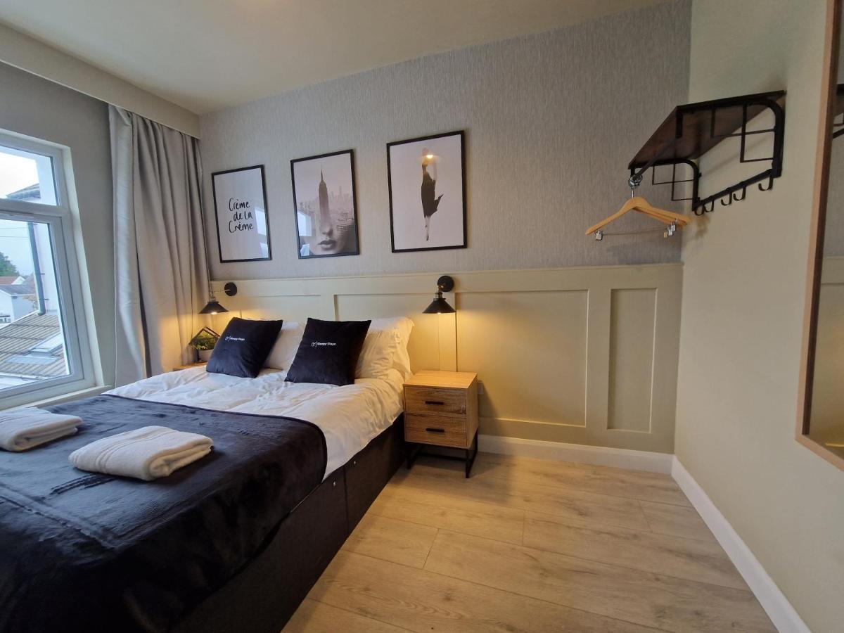 3 Bedroom Stylish Merthyr Holiday home Merthyr Tydfil