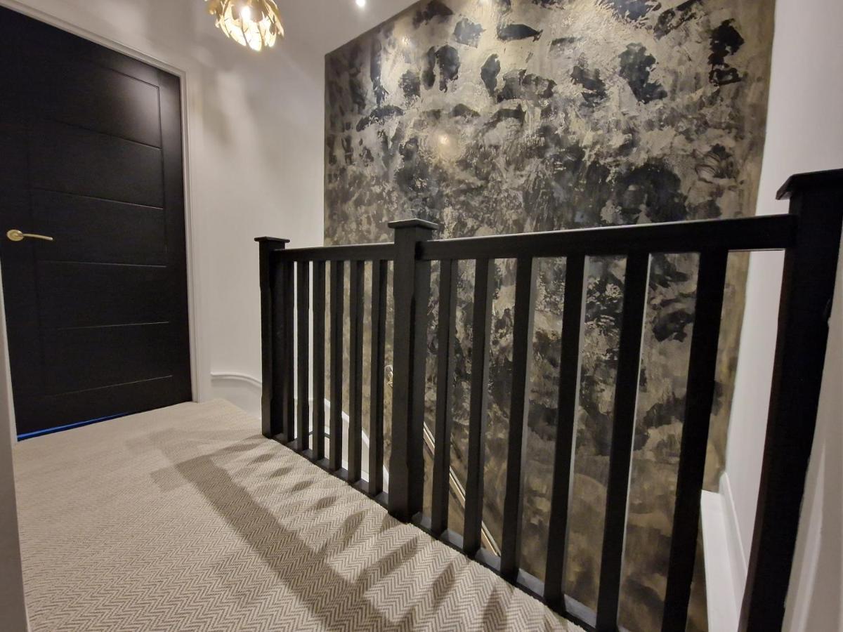 3 Bedroom Stylish Merthyr Holiday home Merthyr Tydfil